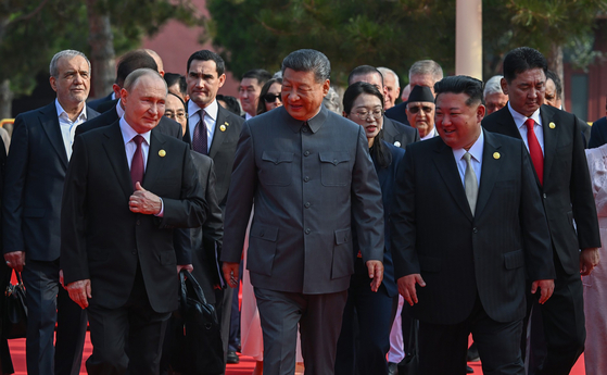 2025年9月3日、中国の抗日戦争勝利80周年記念式典に出席したプーチン露大統領、習近平中国国家主席、金正恩北朝鮮国務委員長。中露朝の連帯を象徴する一枚。
