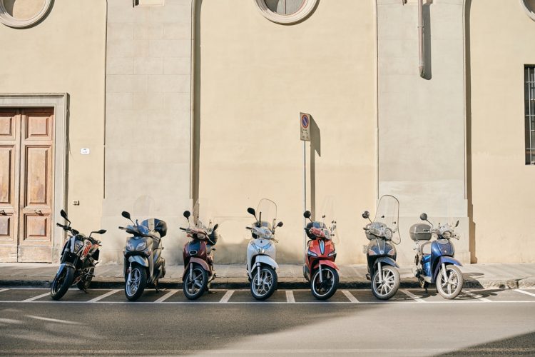 日中の爽快なバイクツーリングの様子。しかし今年は猛暑で「ナイツー」が増加している。