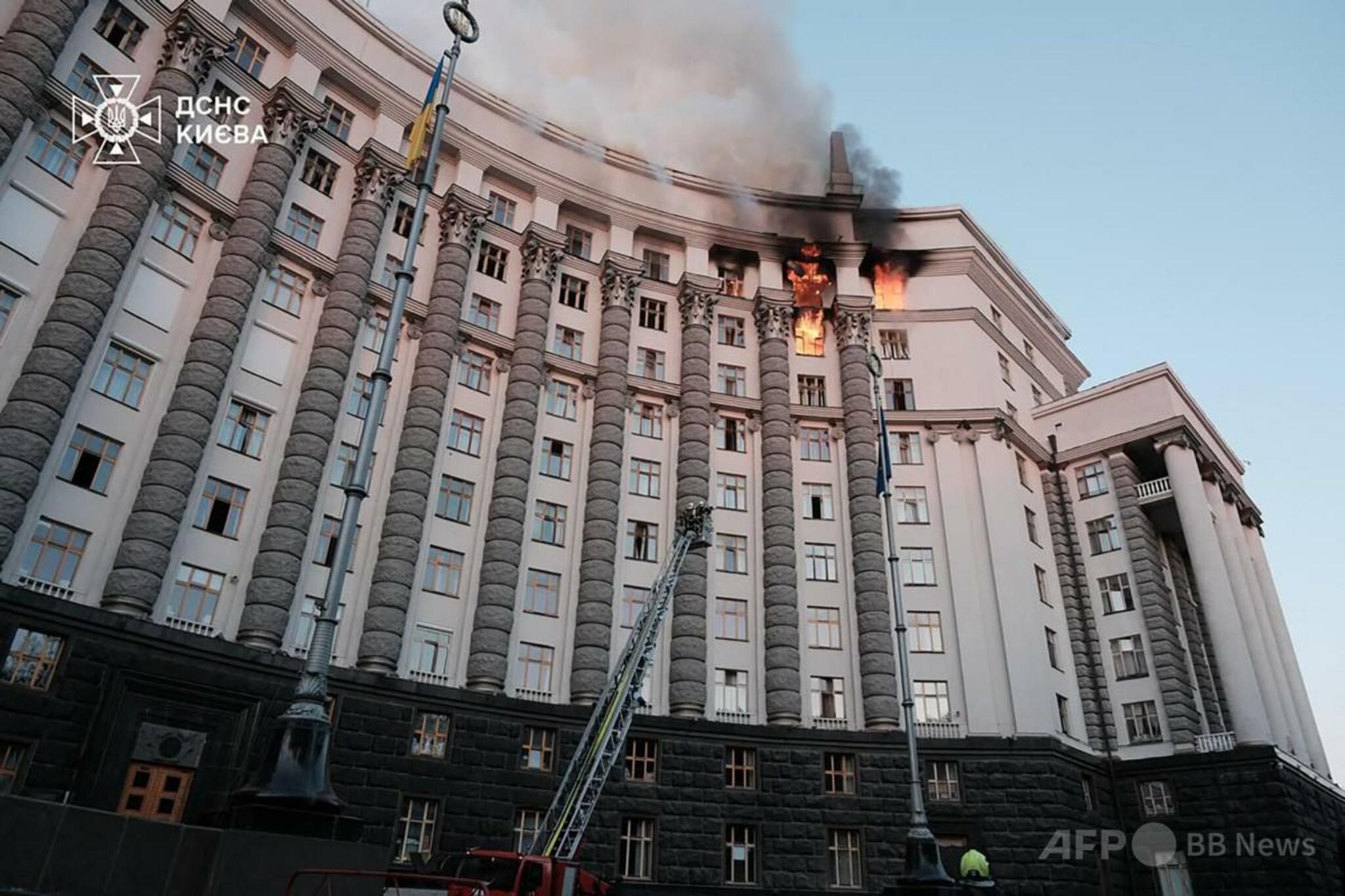 ウクライナ首都キーウ、ロシア軍攻撃で炎上する政府庁舎の消火活動