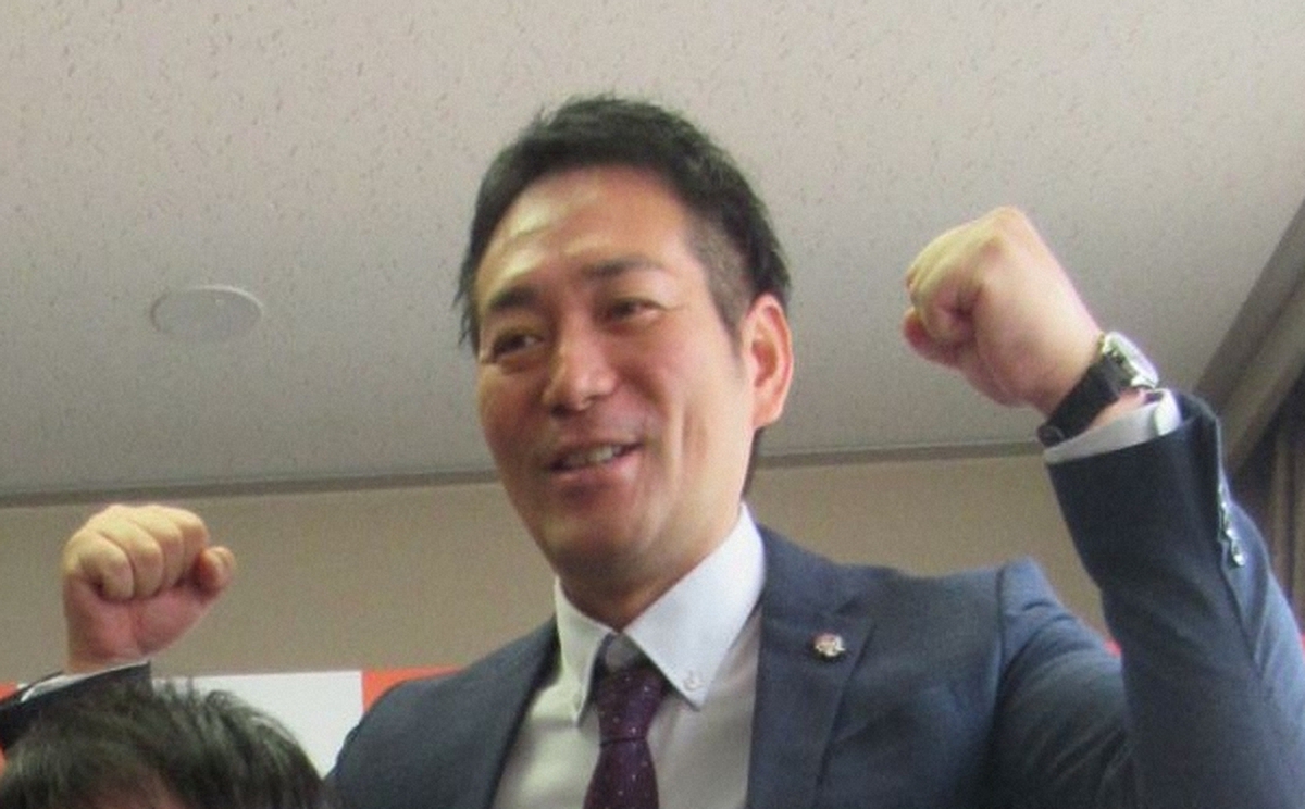 スーパーマラドーナの武智がテレビ番組「さんまのお笑い向上委員会」でTikTokの収益について語る様子。彼の驚くべき副収入が話題となっている。