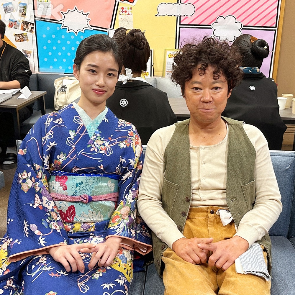 NHK連続テレビ小説「あんぱん」公式Xで公開された、屋村草吉役の阿部サダヲと朝田蘭子役の河合優実による“不適切にもほどがある！”と話題の貴重なオフショット。二人の表情がファンを喜ばせている。