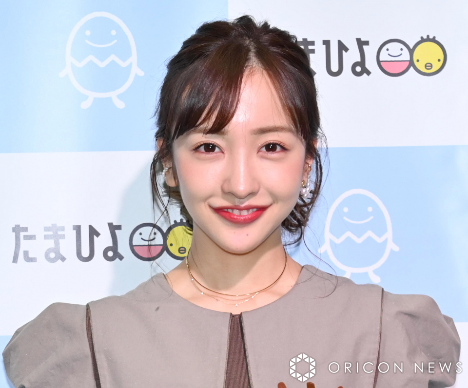 テレビ番組で笑顔を見せる板野友美、豪華な賃貸新居を公開した瞬間