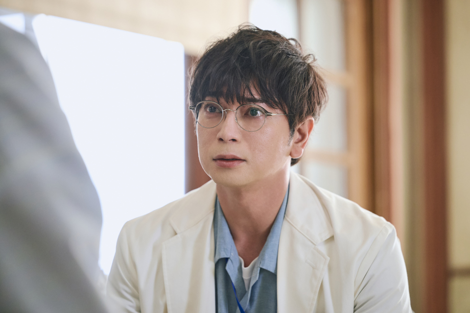 日曜劇場「19番目のカルテ」最終回より、松本潤、小芝風花、ファーストサマーウイカが演じる登場人物たちが困難に立ち向かう場面。清水尋也容疑者の出演シーンはカットされた後の編集版の様子。