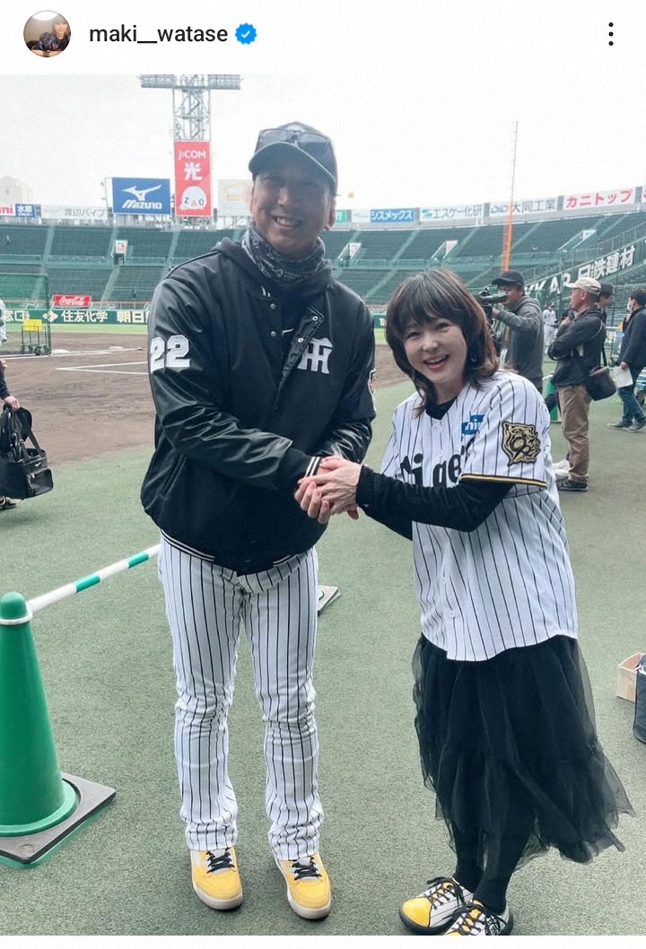 阪神タイガース優勝を祝福する渡瀬マキさんのインスタグラム投稿。藤川球児監督との笑顔のツーショット写真。