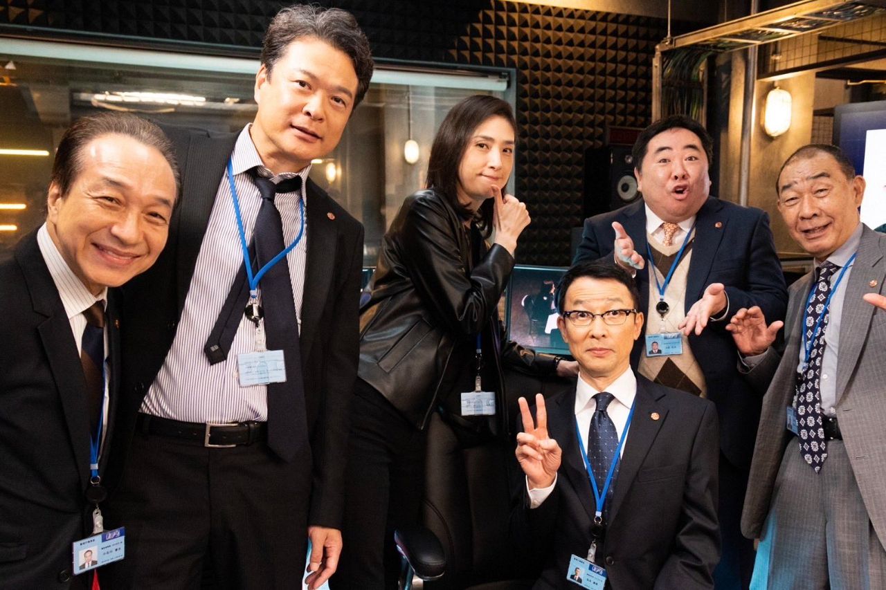 急逝した大杉漣さんを含むドラマ「緊急取調室」の主要キャストたち。左から小日向文世、田中哲司、天海祐希、桜井聖、塚地武雅、でんでんが並ぶ貴重な一枚。