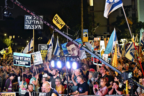 エルサレムの首相公邸近くで行われたガザ停戦と人質解放を求める大規模デモの様子