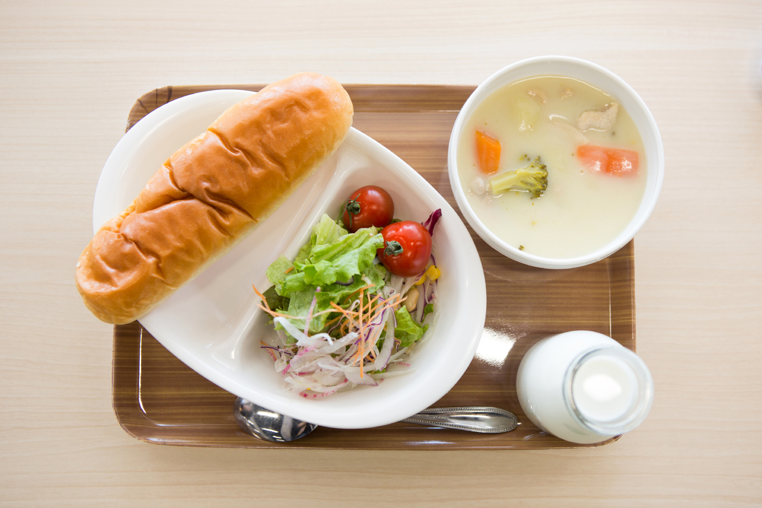 学校給食を食べる小学生の児童。給食が直面する様々な問題が子どもたちの健康に影響を与えかねない状況を象徴している。