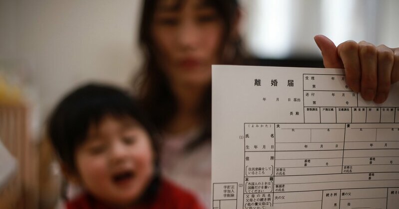 ダブルベッドの上で激しく口論する両親と、二段ベッドからそれを見下ろす幼い子どもの姿