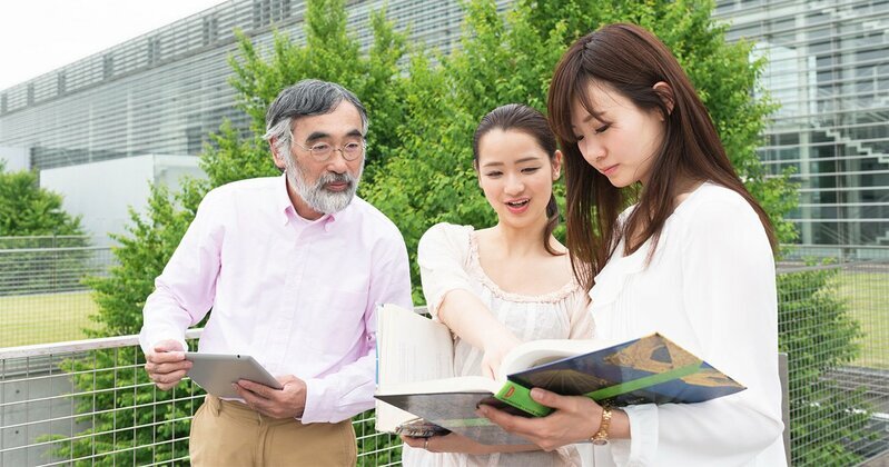 大学キャンパスを歩く社会人学生のイメージ。学び直しの決意を表現。