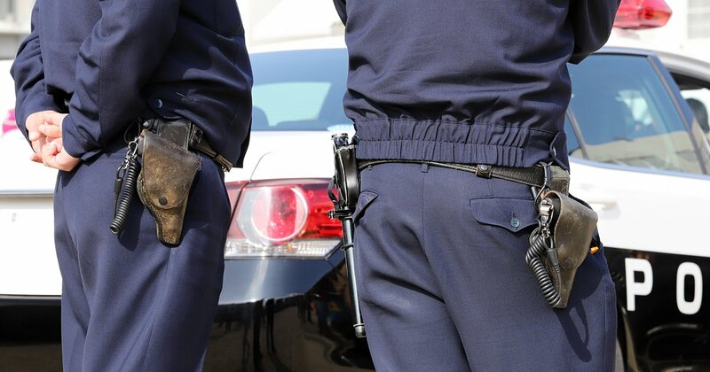 職務質問や交通取り締まりのプレッシャーと向き合う警察官のイメージ写真