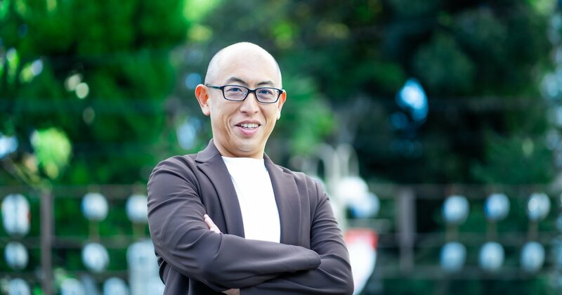 進学塾VAMOS代表の富永雄輔氏が、夏期講習や夏期合宿の多岐にわたる教育効果について解説する様子。