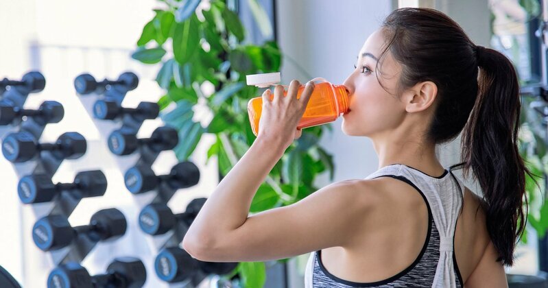 トレーニングとプロテイン摂取で筋肉を最大限に発達させる男性