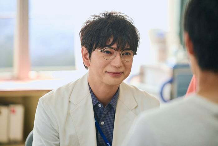 松本潤が主演するTBS日曜劇場「19番目のカルテ」最終話のシーン。総合診療医・徳重役の松本が真剣な表情を見せる。