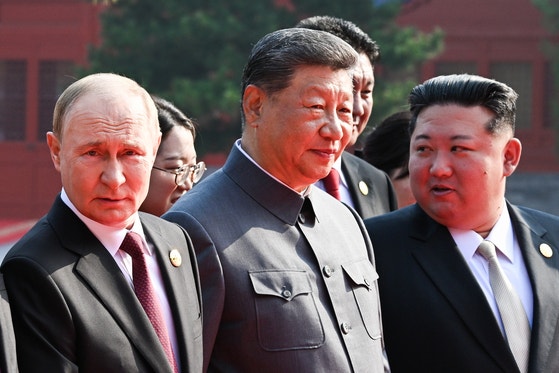 中国の天安門で開催された軍事パレードで並び立つ習近平国家主席とプーチン大統領
