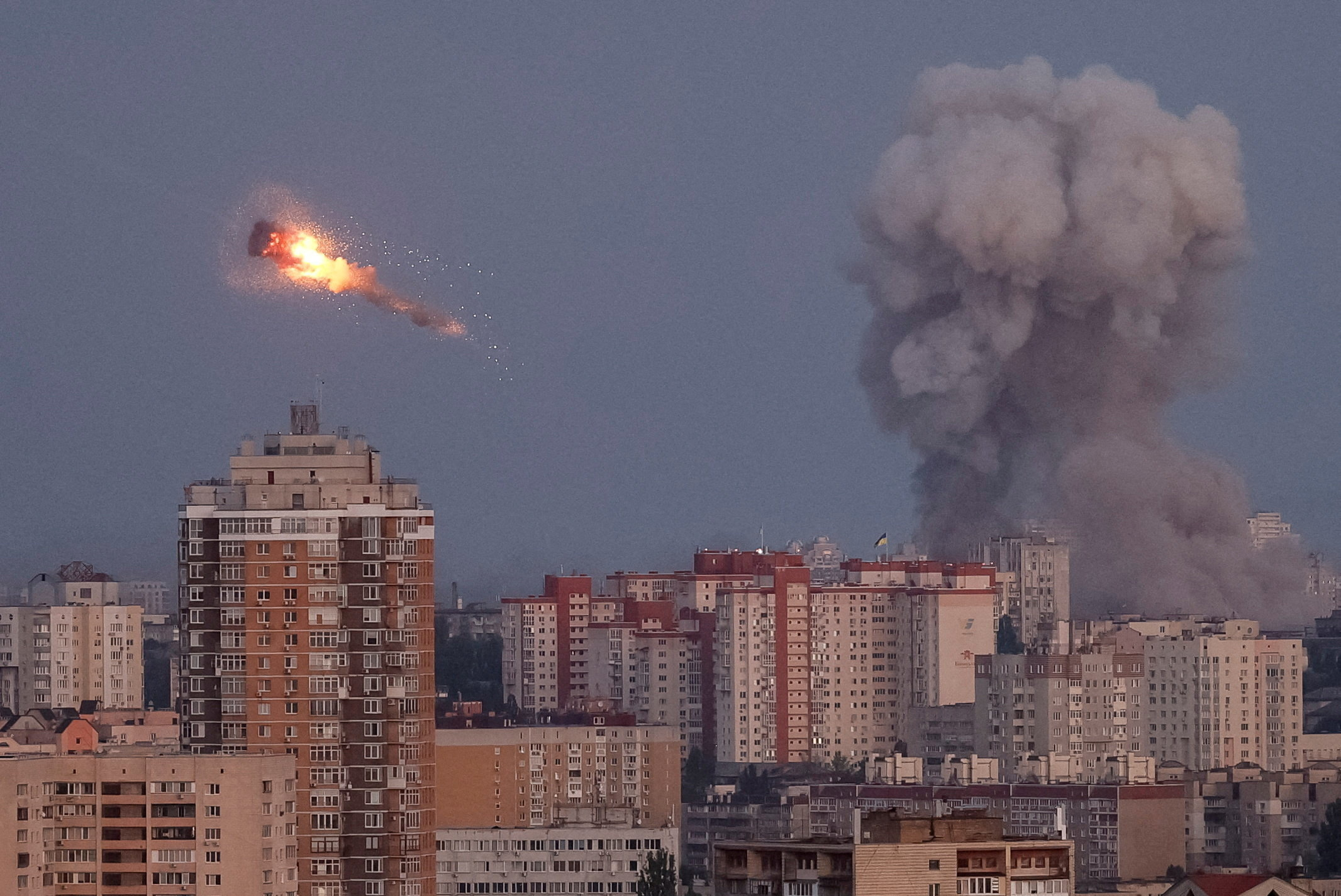 2025年9月7日、ロシア軍のミサイル攻撃により煙が立ち上るウクライナの首都キーウの様子。米国の対露制裁強化論議の背景にある深刻な被害を示す。