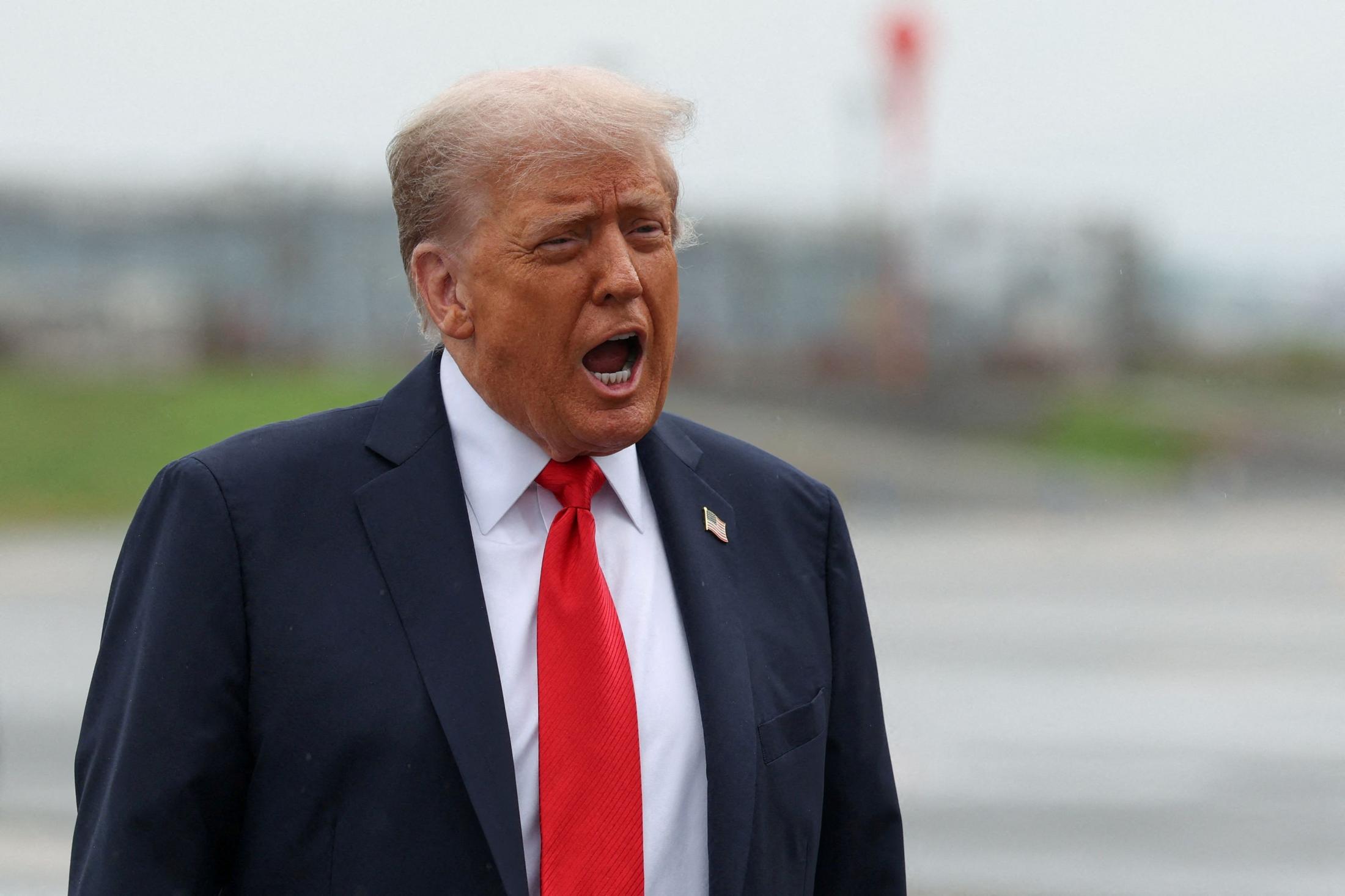 2025年9月7日、ニューヨークで記者団に対応するトランプ米大統領。ウクライナ侵攻への対応として対露制裁強化を示唆した。