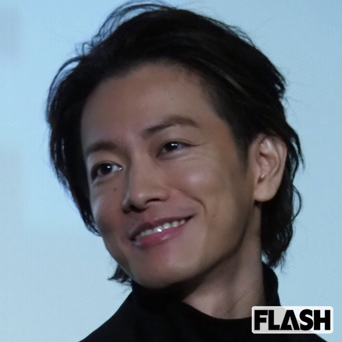 俳優・佐藤健のポートレート。YouTubeの筋トレ動画でのジムナンパ疑惑が「ナルシスト」と批判を浴び、世間の注目を集めている様子。