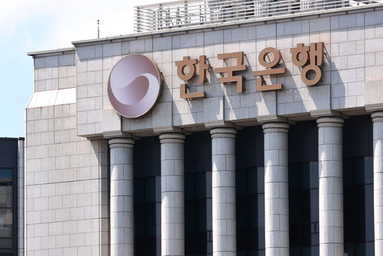 韓国銀行本店の外観。政府による記録的な一時借入の背景にある財政状況を示す。
