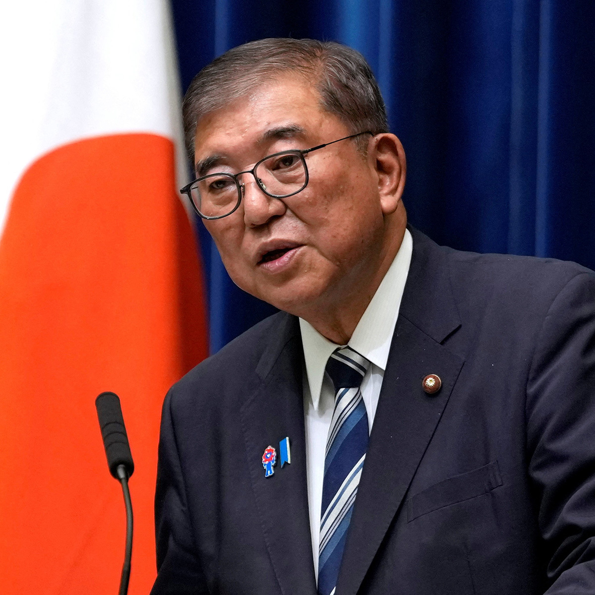 石破茂首相が緊急記者会見で辞任の意向を表明する様子