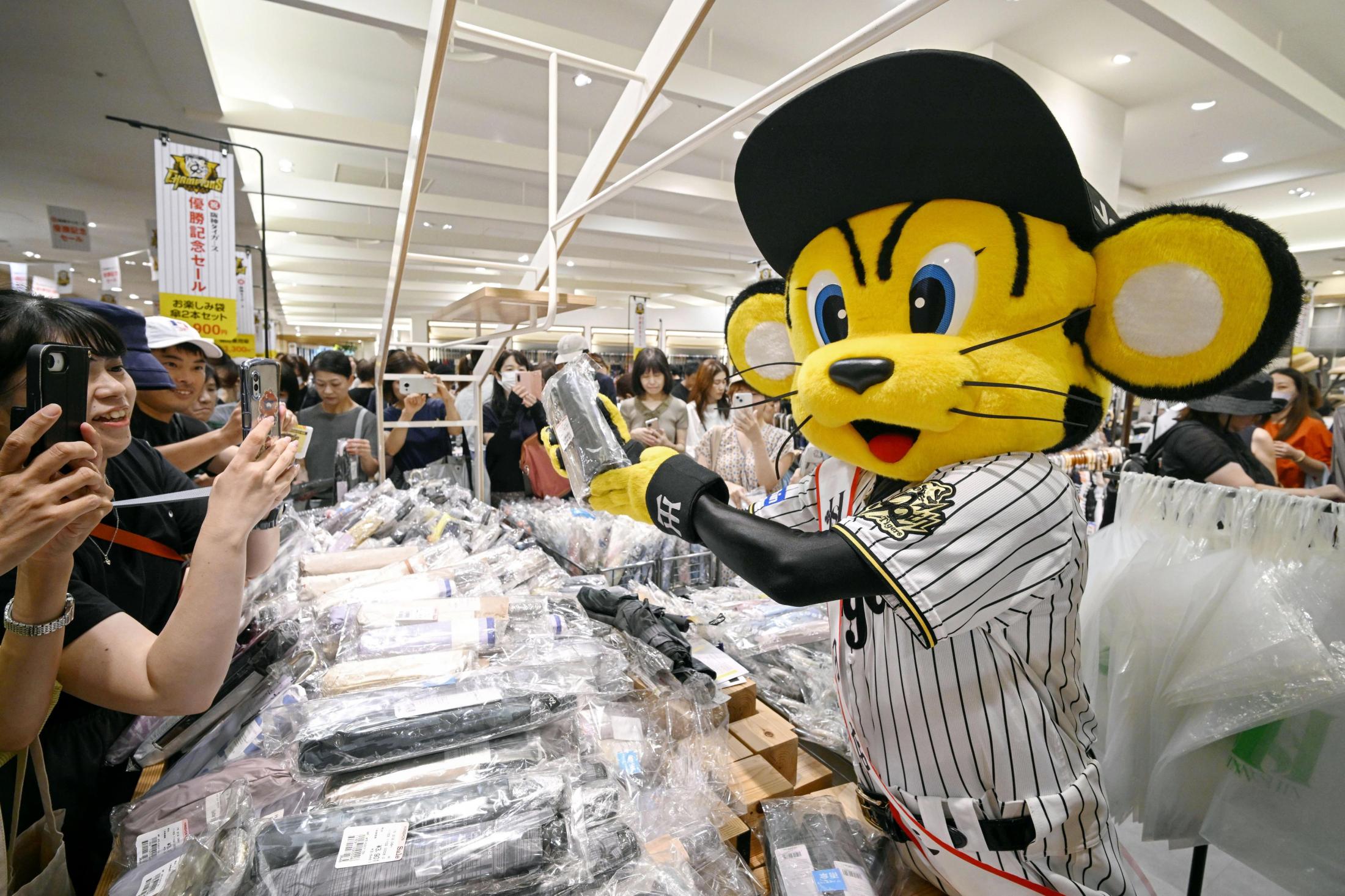 阪神タイガース優勝セール始まる 純金メダル15万4千円も（共同