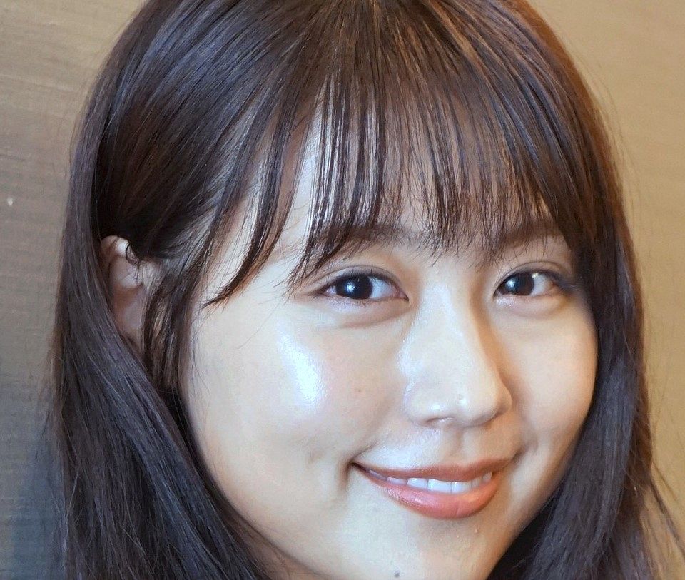美的10月号のオフショットで、腹部と肩を大胆に露出したミニスカートとロングブーツ姿の有村架純