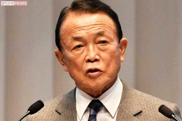 麻生太郎氏が厳しい表情で演説する様子。自民党内の主要人物として、石破首相の辞任問題に関与したと見られている。