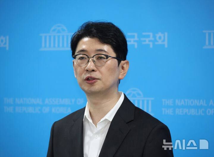 与党「国民の力」所属の朱晋佑議員が李在明野党代表の映画鑑賞を厳しく批判する様子。