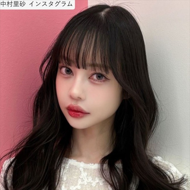 プールで大人びた表情を見せる中村里砂の美しい水着姿