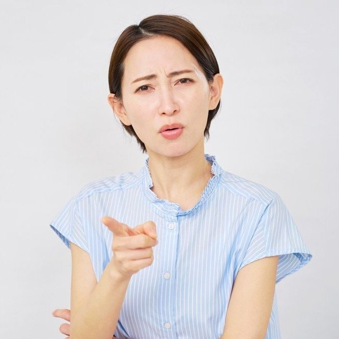 夫の不機嫌ハラスメントに苦しみ、熟年離婚を考え始めた女性の姿