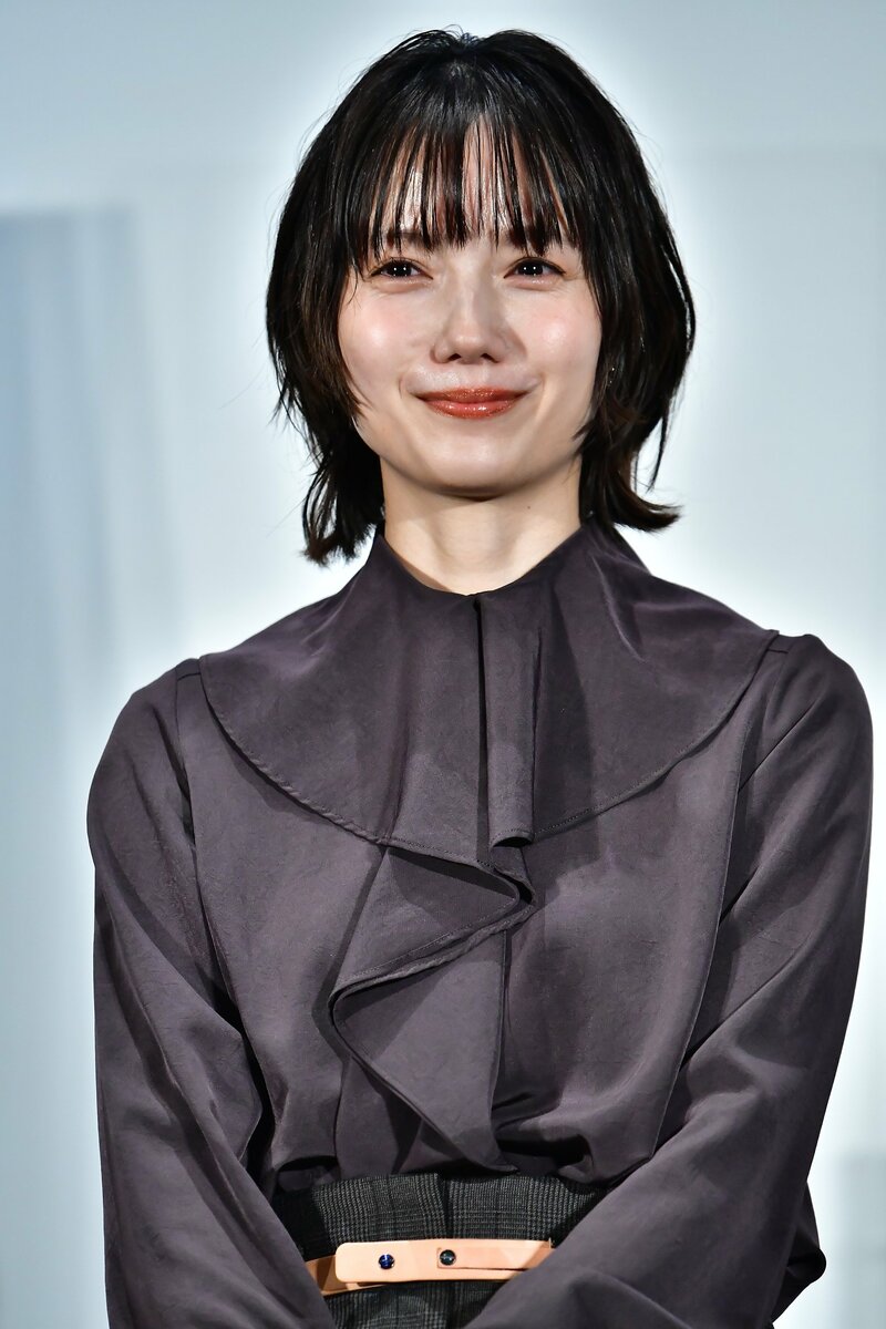 魅力的な笑顔を見せる女優の宮崎あおい