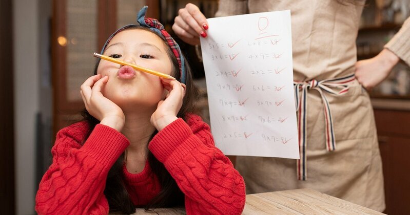 親が子どもの勉強を見守るイメージ写真 Photo:PIXTA