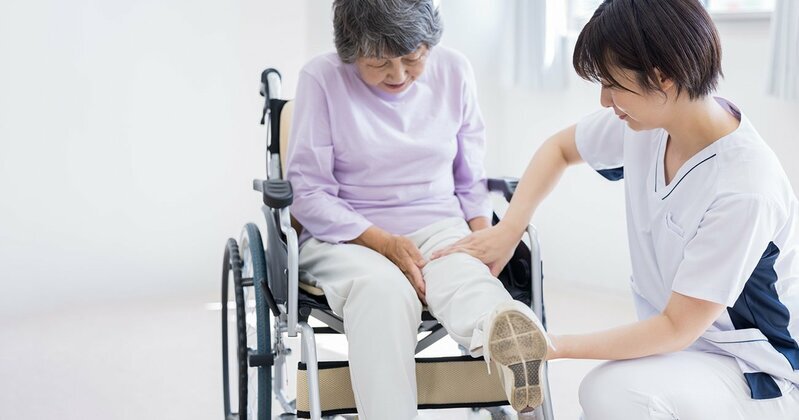 難病の母を支える家族の絆と、心の通い合いを示すイメージ写真