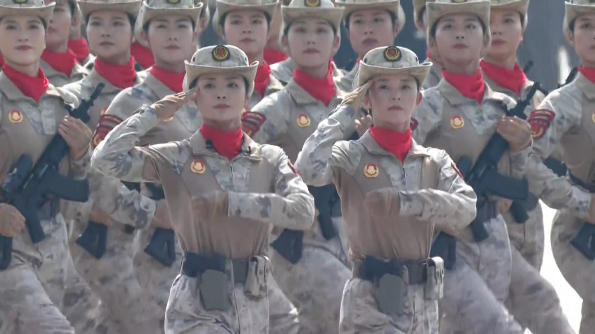 中国の抗日戦争勝利80周年記念軍事パレードで、習近平国家主席がプーチン大統領、金正恩総書記らと共に天安門広場を行進する様子
