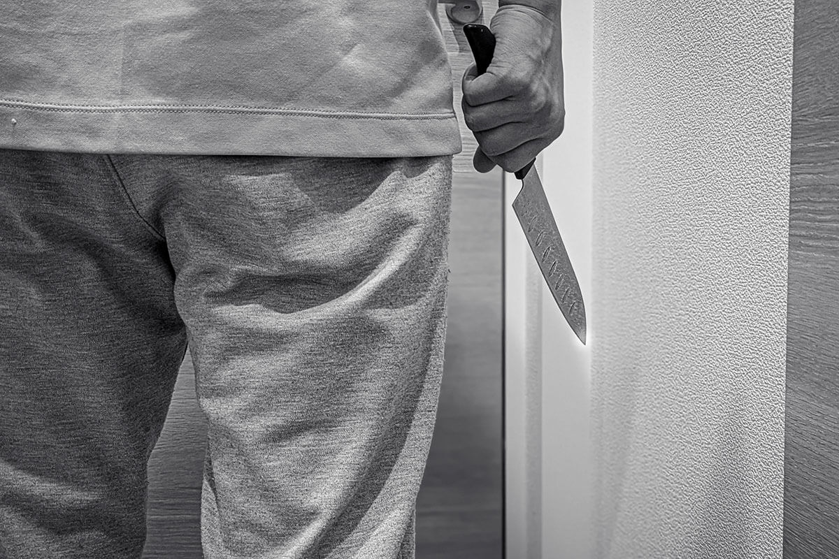 包丁とハンマーを手に通行人を襲う男のイメージ。池袋通り魔事件の凶行を想起させる