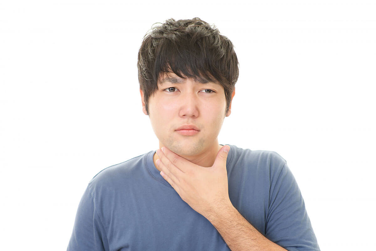 新型コロナウイルス感染拡大に伴う初期症状のイメージ。軽い咳から始まる病状を示唆。