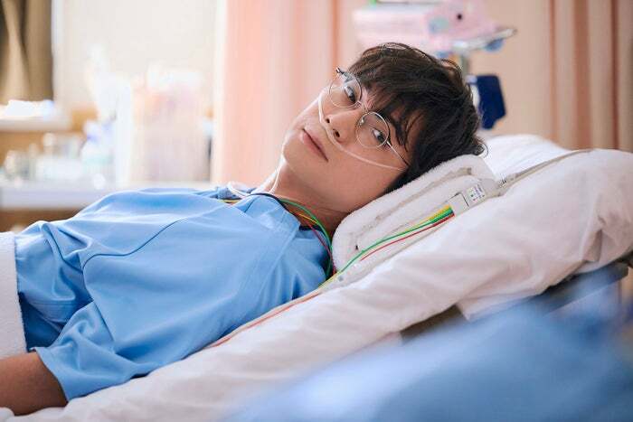 松本潤が主演を務めるドラマ「19番目のカルテ」最終話の場面写真。主演の松本が演じる総合診療医・徳重が、患者と向き合う姿が印象的だ。