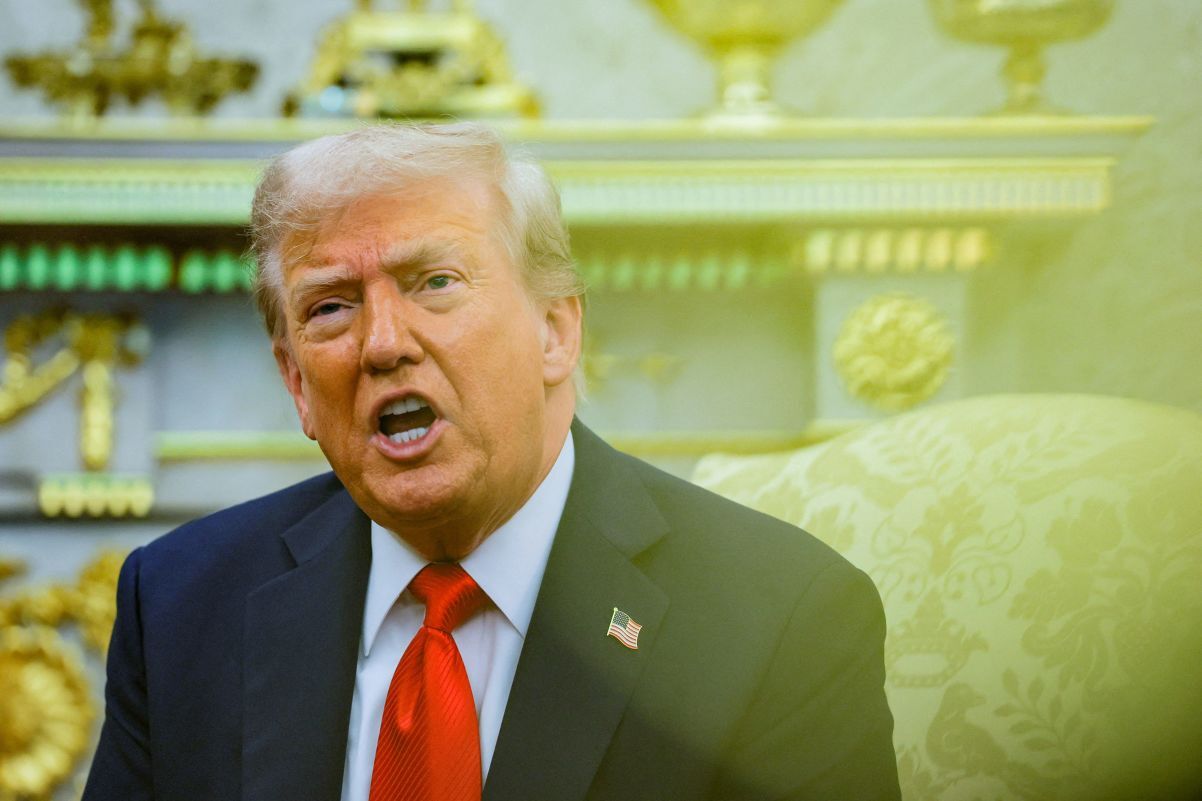 ホワイトハウスで記者団と話すドナルド・トランプ元大統領。欧州に対しウクライナ戦争への関与強化を求める発言