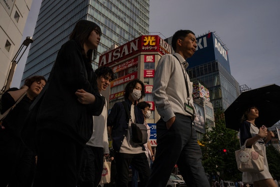 秋葉原の街を歩く人々。東京への中国人移住増加の背景にある活気ある都市の風景を示す。