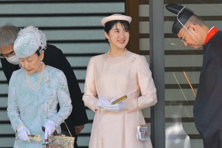 悠仁さま成年式の「加冠の儀」にご出席された雅子さまと愛子さま。雅子さまはオールホワイト、愛子さまはペールピンクのドレス姿。