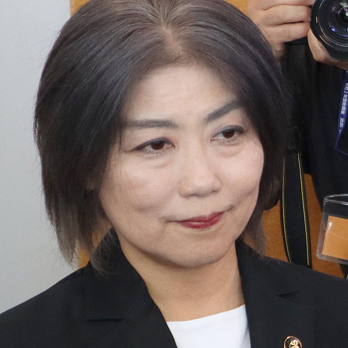 伊東市の美しい湖畔に並ぶスワンボート。田久保真紀市長がXで観光振興と環境保全を訴える投稿に使用された写真。