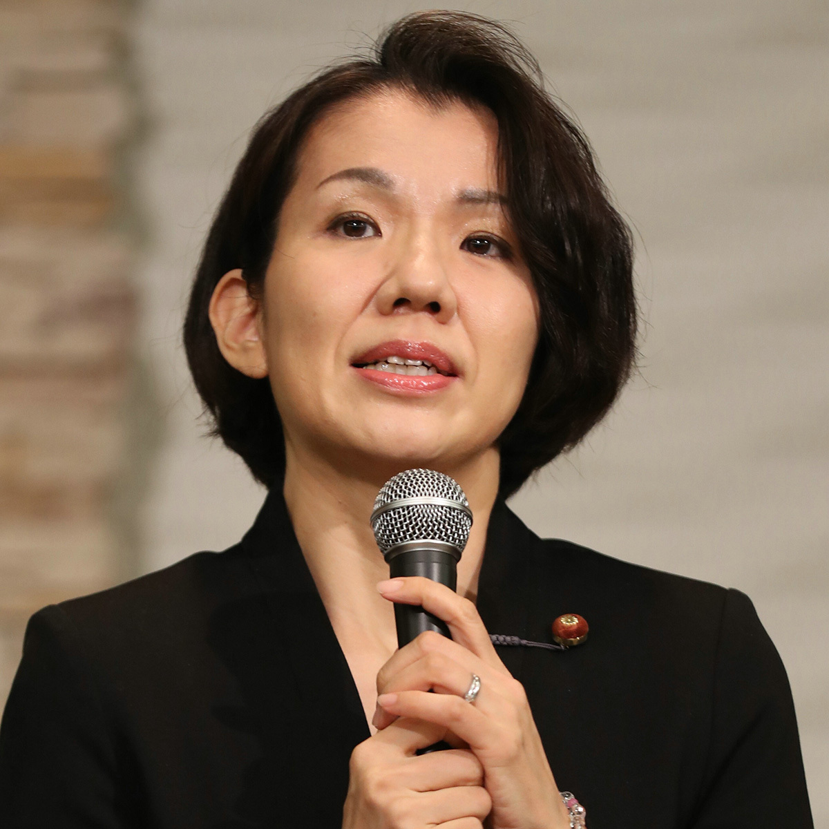 元衆院議員の豊田真由子氏が参政党の役員に就任。パワハラ報道から8年、新たな政治活動への決意を示す彼女の表情。