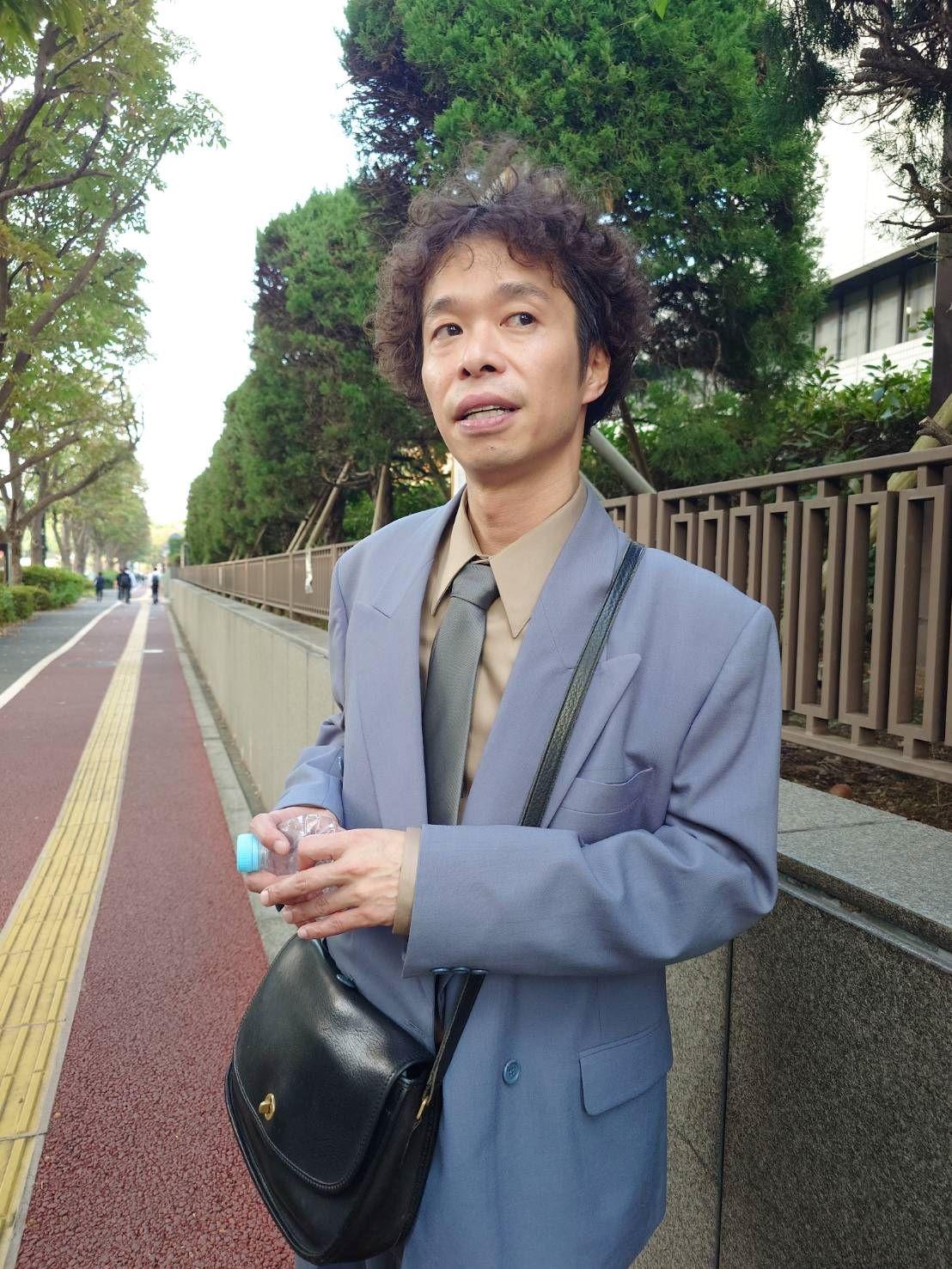渡邊センスが東京地裁での口頭弁論後、取材に応じる様子