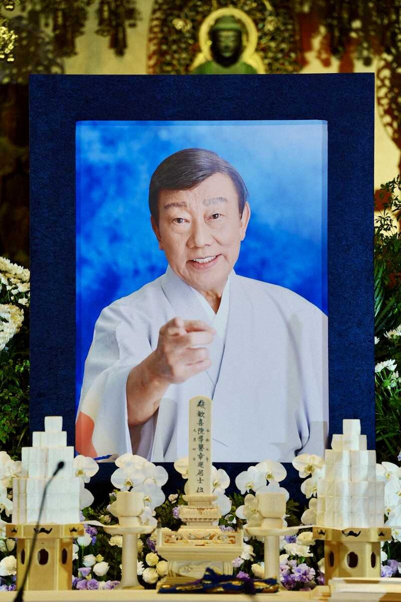 肺炎で亡くなった歌手、橋幸夫さんの通夜で公開された遺影