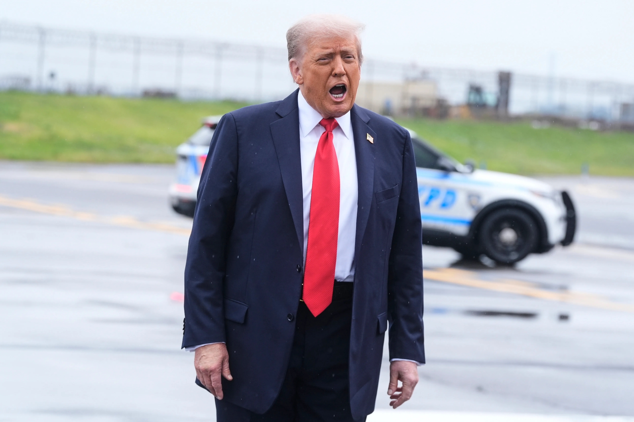 記者会見でシカゴへの軍派遣に関する質問に答えるトランプ大統領の様子