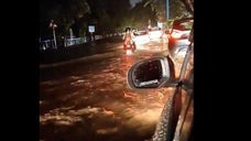 インド北部グルグラムで大雨により冠水し、車が立ち往生する大規模な交通渋滞の様子