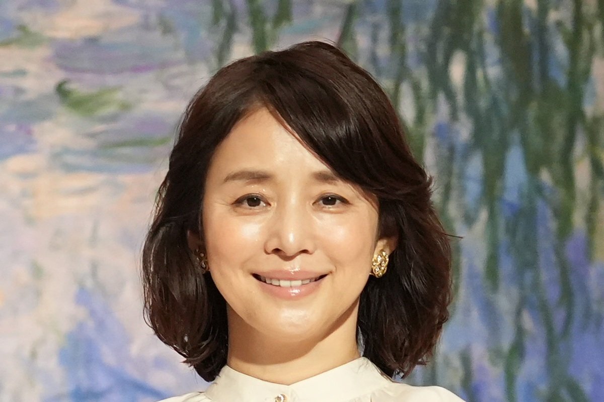 石田ゆり子、デコ出しショートヘアで桃パフェを楽しむパリ風カフェでのひととき