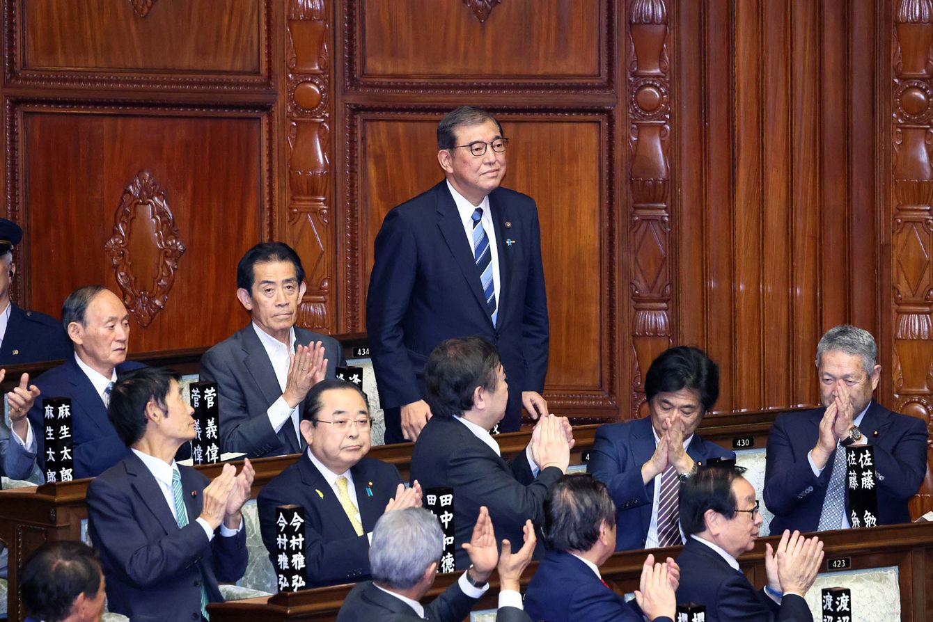 石破茂議員が第102代内閣総理大臣に選出された瞬間。政治家の信頼性と年齢層に関する議論の背景にある日本の政治状況を示す一枚。