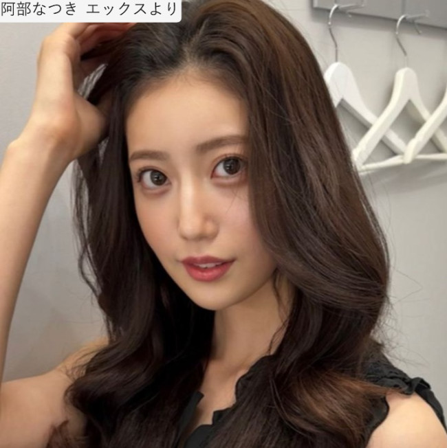 阿部なつきがX（旧Twitter）で公開した、黒のノースリーブ姿でロングヘアを披露するソロショット。