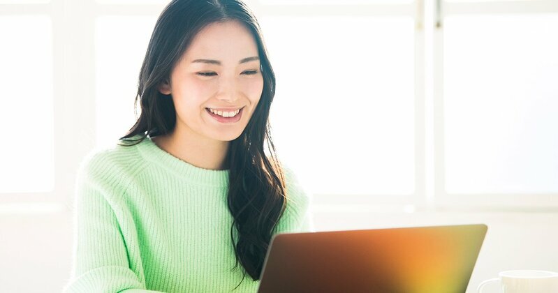 親の病と老い、そして介護の現実を思わせる温かい手のイメージ