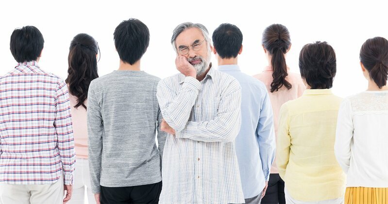 大学の教室でグループワークに臨む学生たちの様子。日本の高等教育の現状と課題を象徴する光景。